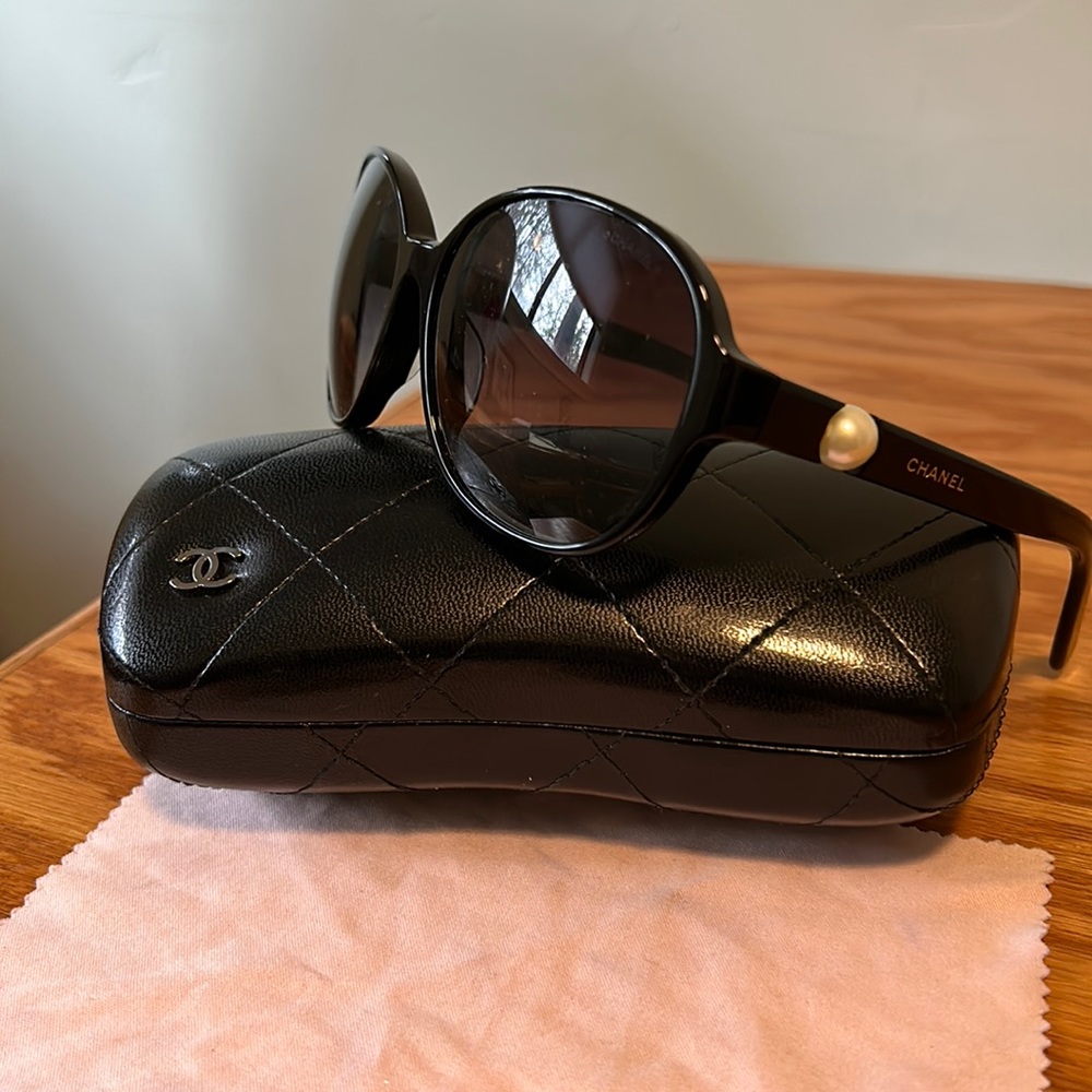 Chanel sunglasses. Color black. Never used. Made in Italy. Collection perla.